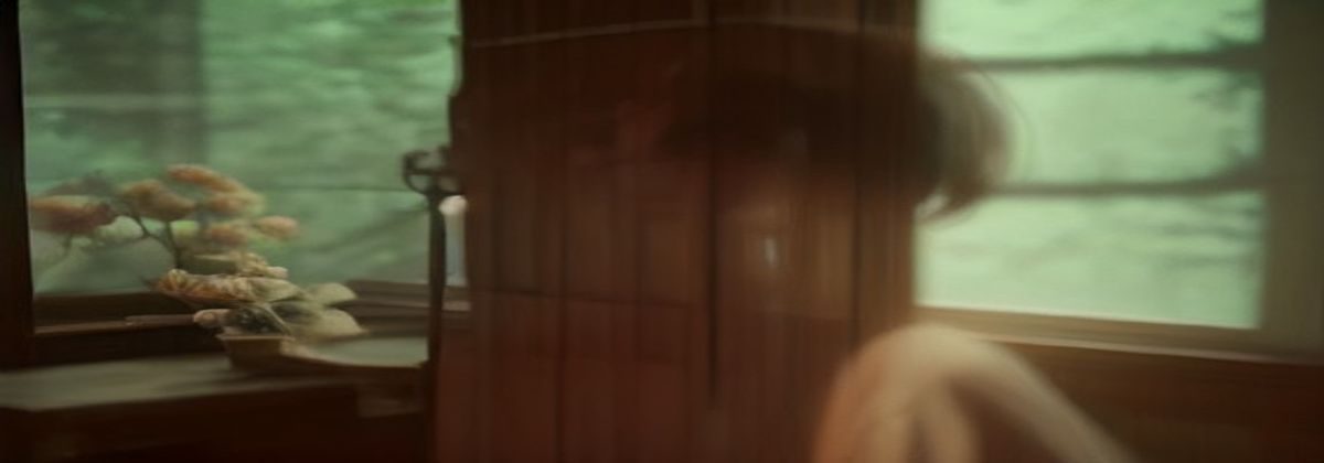 成网宝团队在明亮的工作室内围坐讨论免费在线成网站工具的功能对比，桌上摆着打开的笔记本电脑和手写的功能评测笔记，氛围专注而温暖